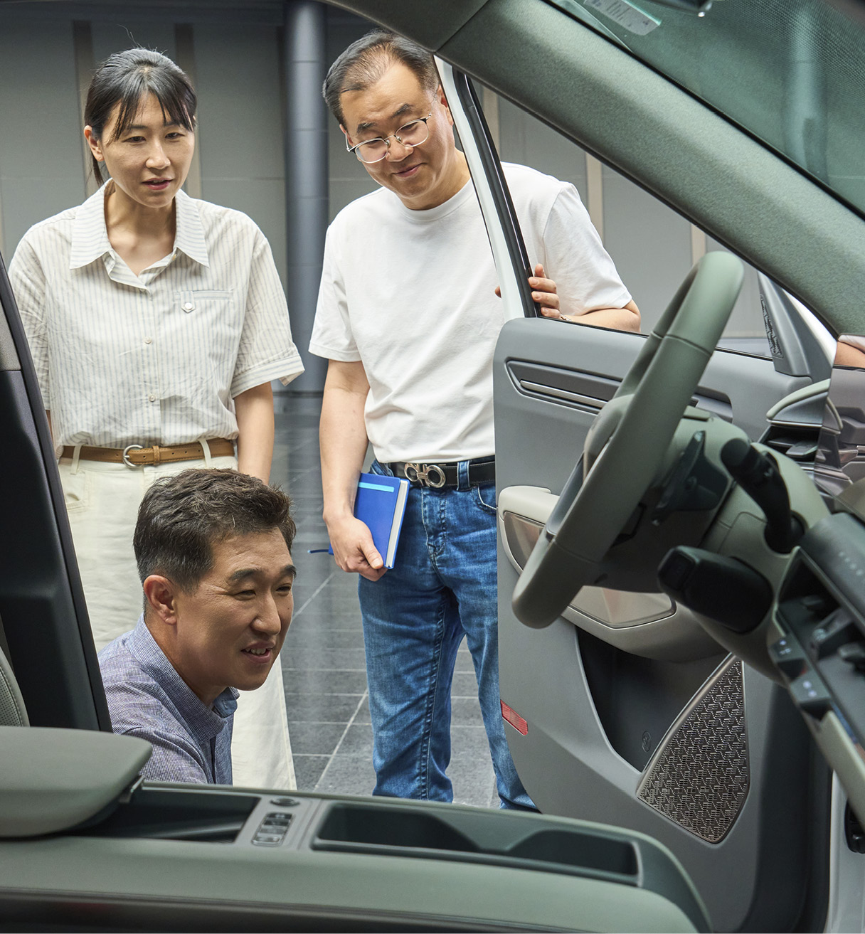 복사열 난방 시스템을 개발한 연구원의 모습