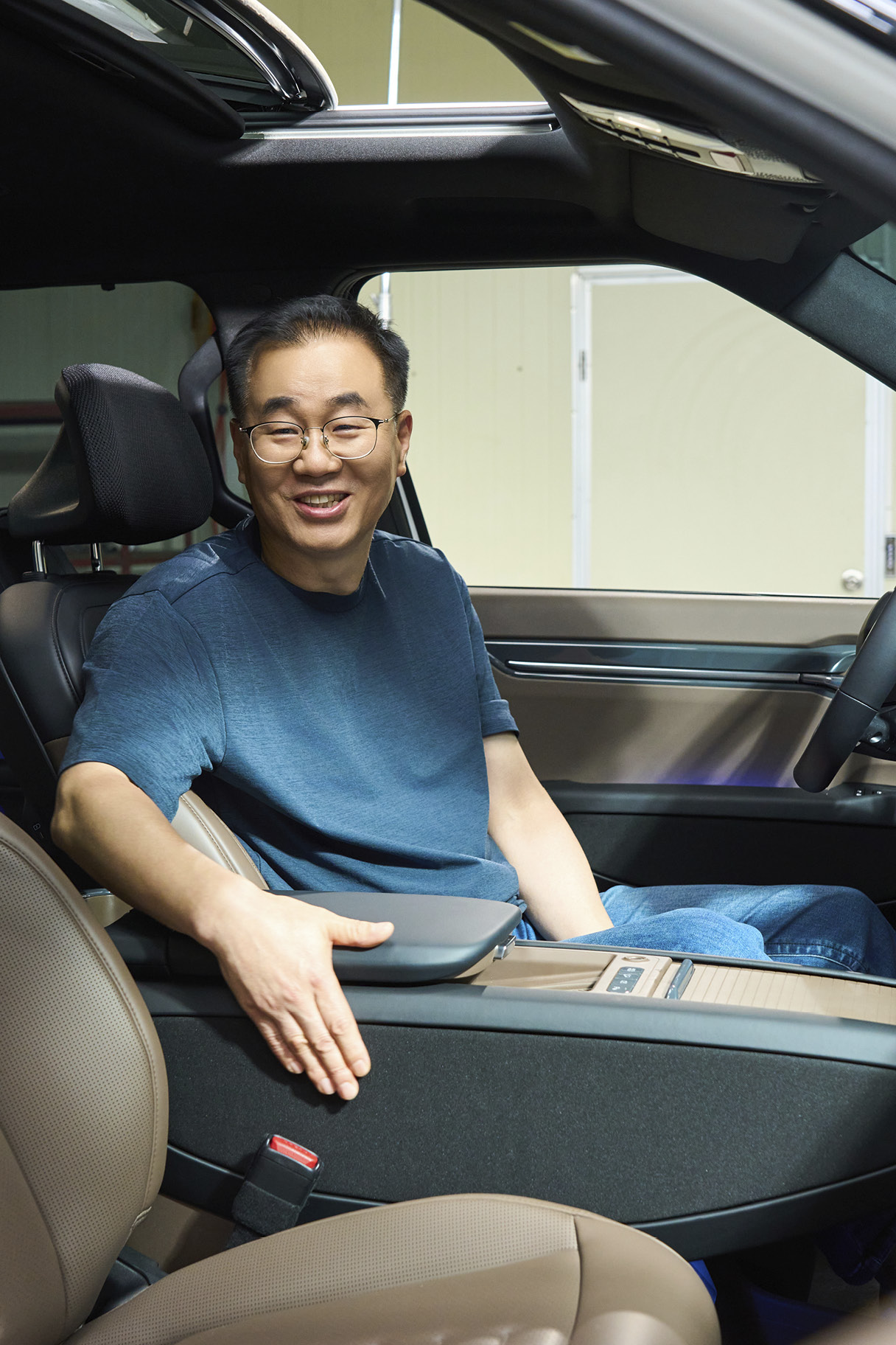 복사열 난방 시스템을 개발한 연구원의 모습