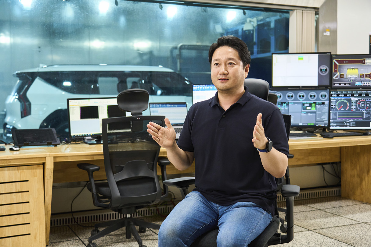 복사열 난방 시스템을 개발한 연구원의 모습