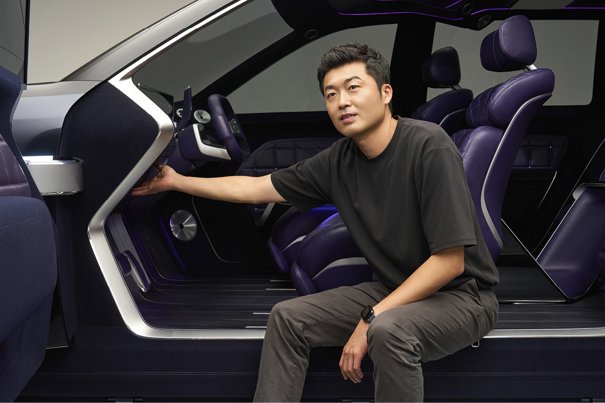 복사열 난방 시스템을 개발한 연구원의 모습