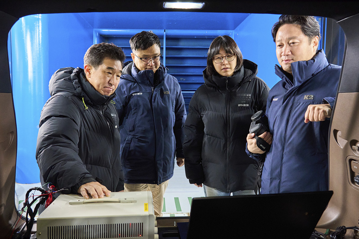 복사열 난방 시스템을 개발 중인 연구원들의 모습