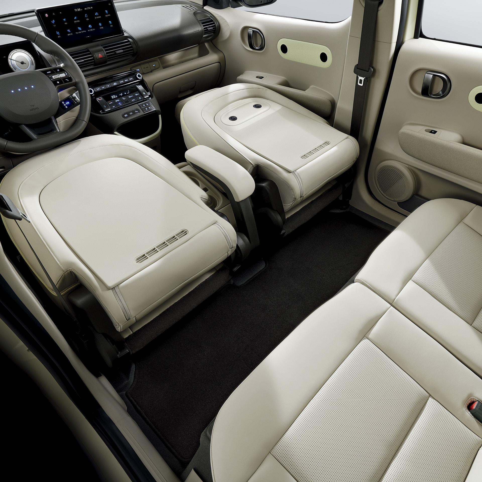 1열 폴딩한 차량 실내 모습