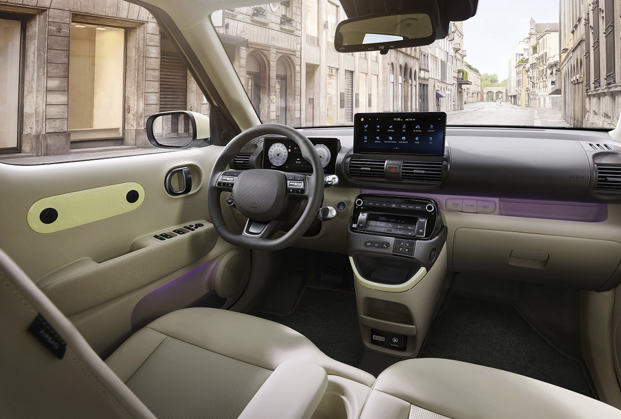 차량 1열 운전석의 모습