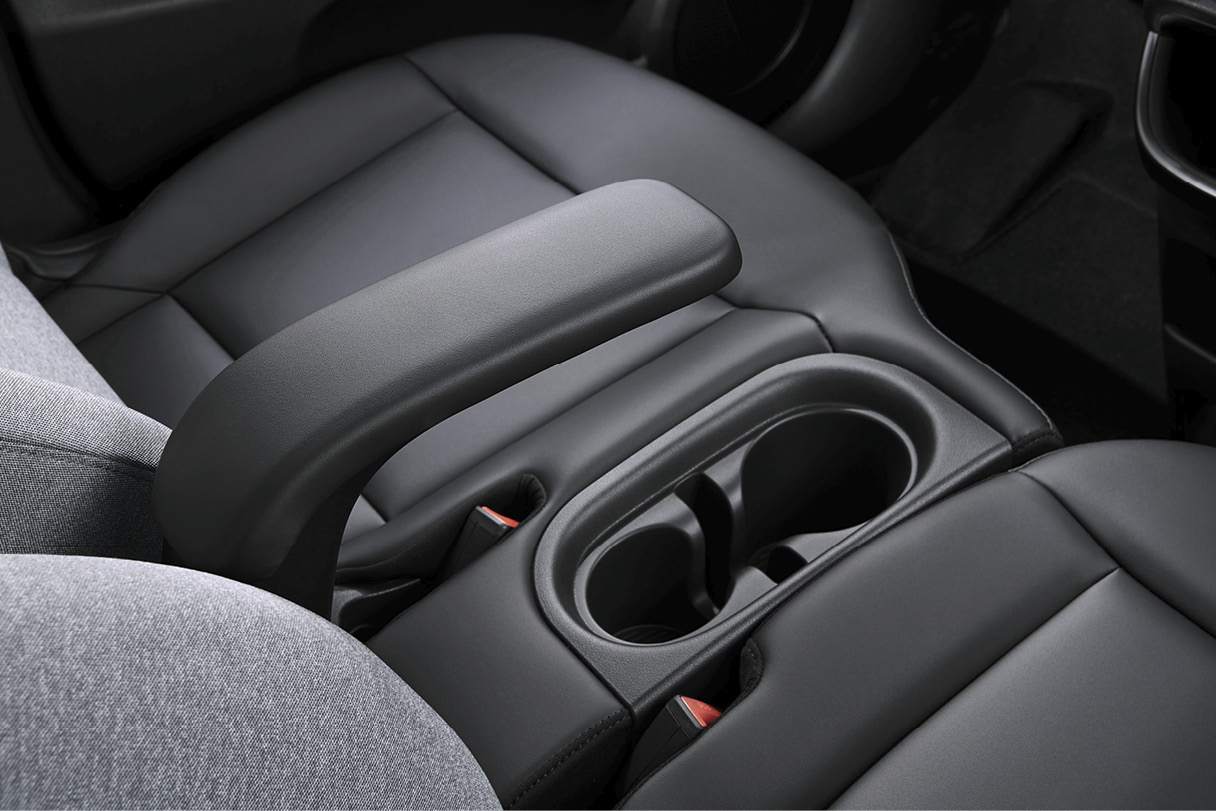 차량 내 컵홀더와 팔 거치대의 모습