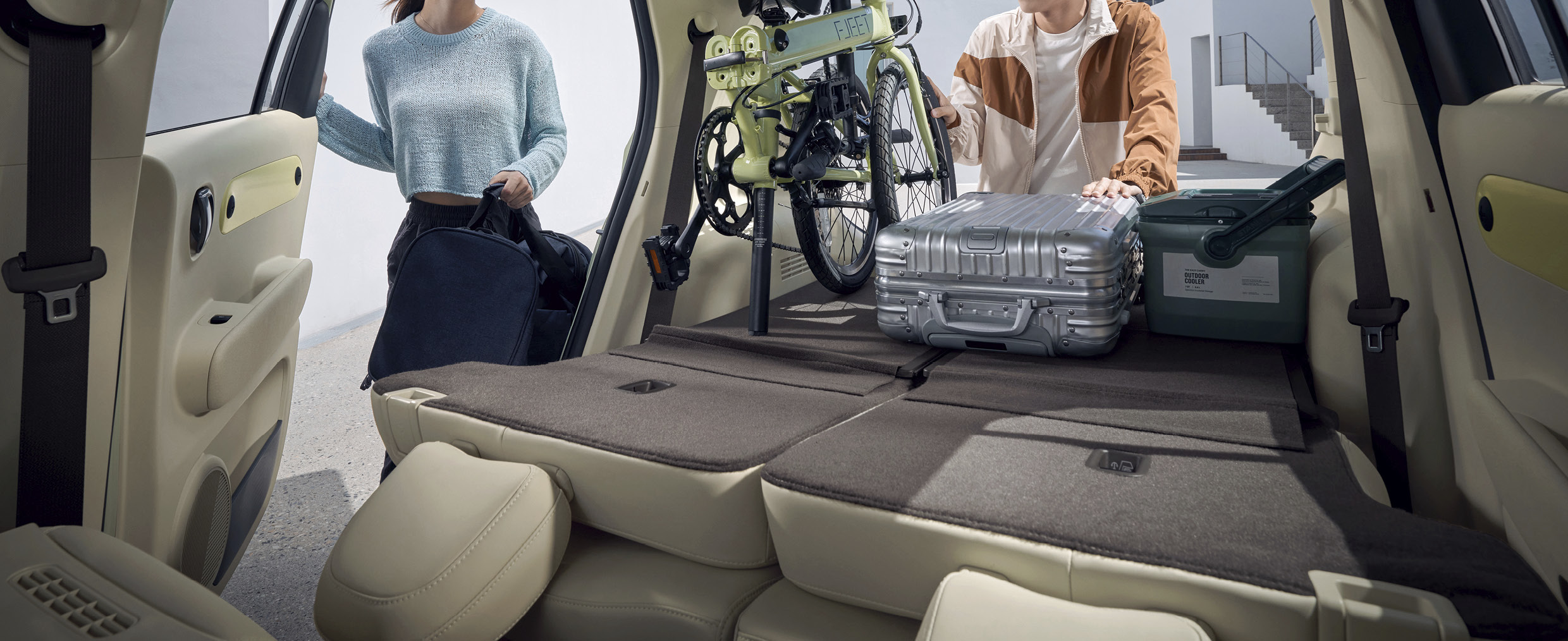 2열을 폴딩하고 큰 크기의 물건을 적재하는 모습