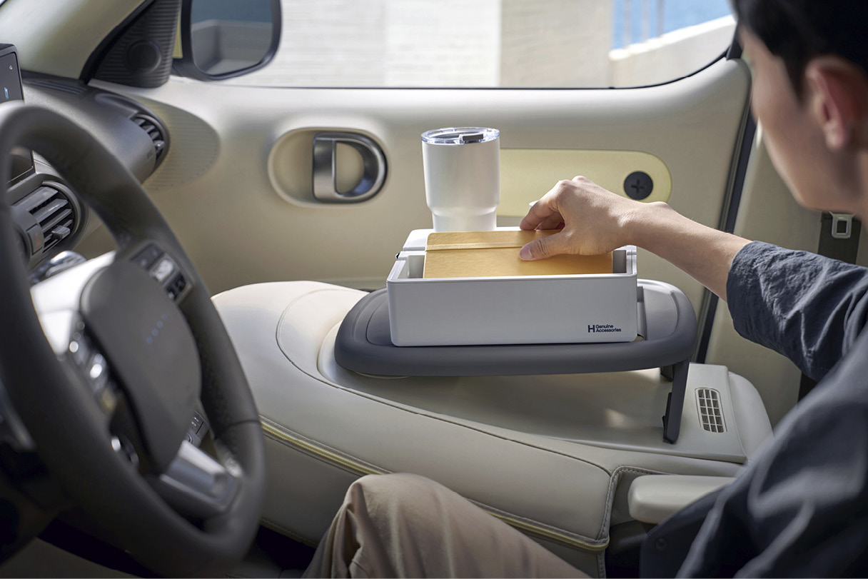 조수석 시트를 폴딩하고 위에 접이식 거치대와 각종 물건을 올려놓은 모습