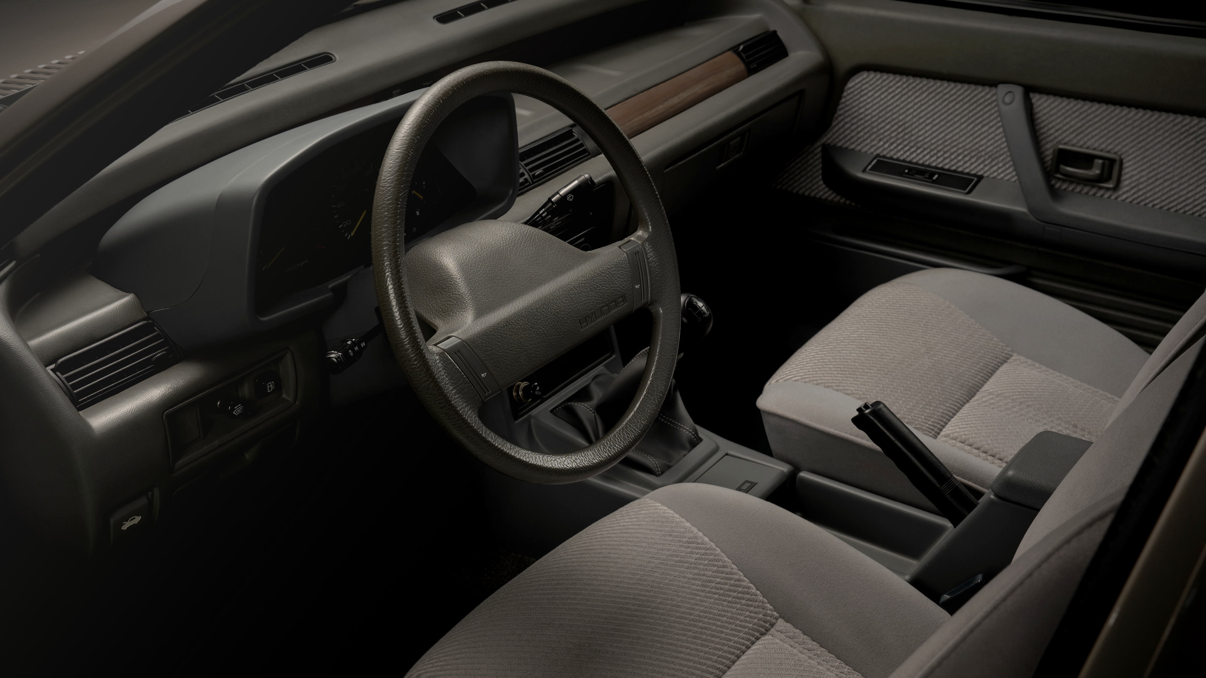 자동차 1열 공간을 운전석 창문으로 살핀 모습