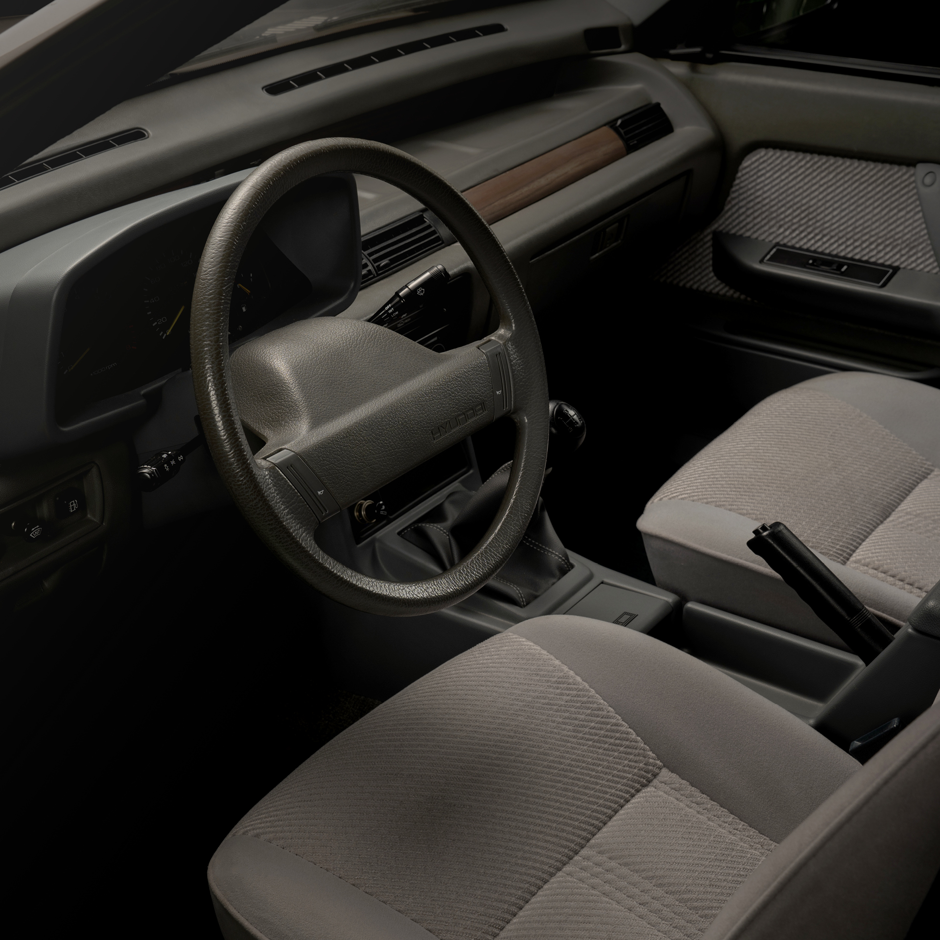 자동차 1열 공간을 운전석 창문으로 살핀 모습