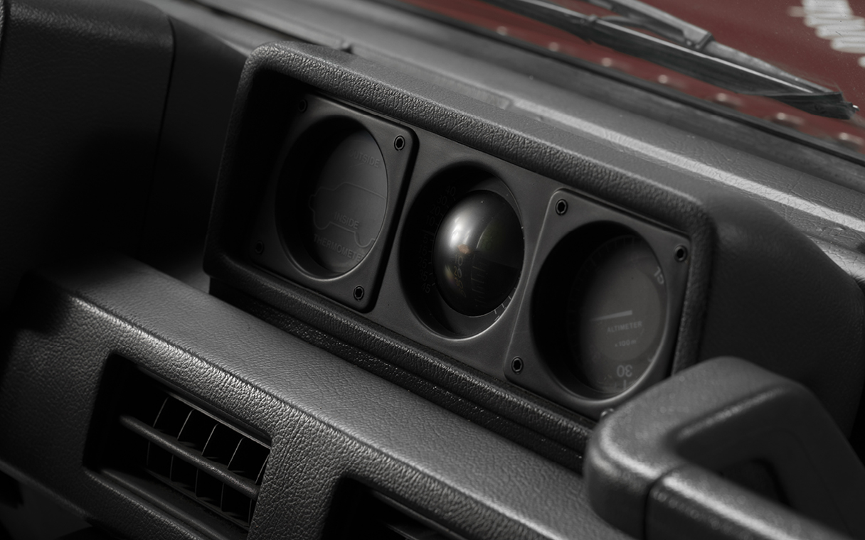 방위, 주행각 등이 표시된 계기부