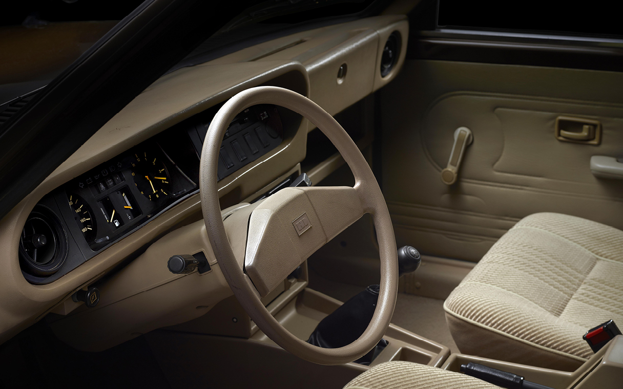 자동차 1열 공간을 운전석 창문으로 살핀 모습