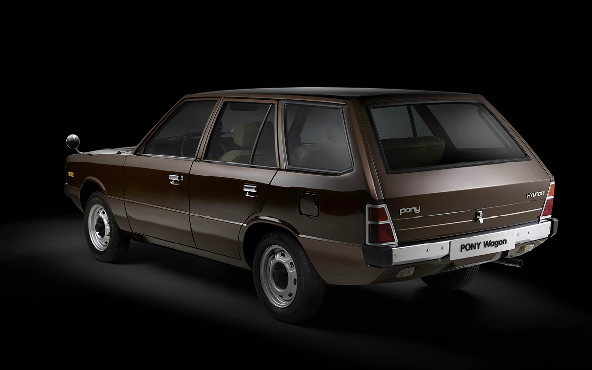 포니 왜건의 후측면 모습