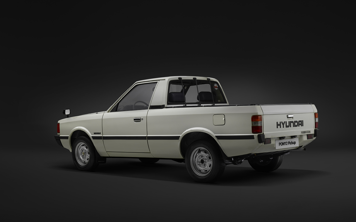 포니2 픽업의 후측면 모습