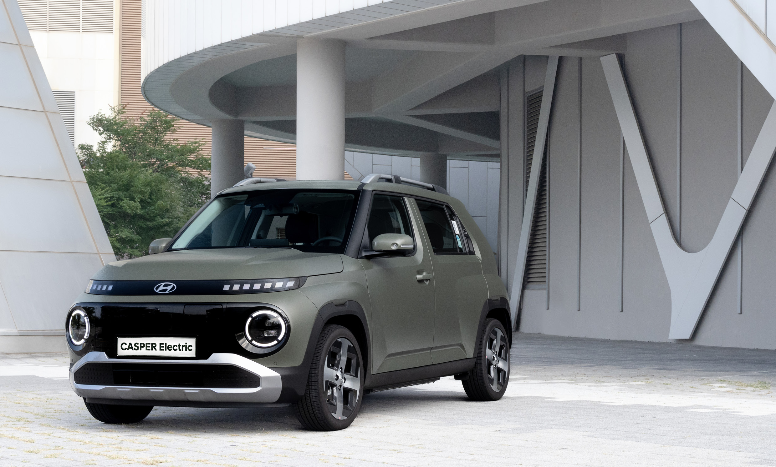 건물 앞에 정차한 캐스퍼 일렉트릭 전측면 모습