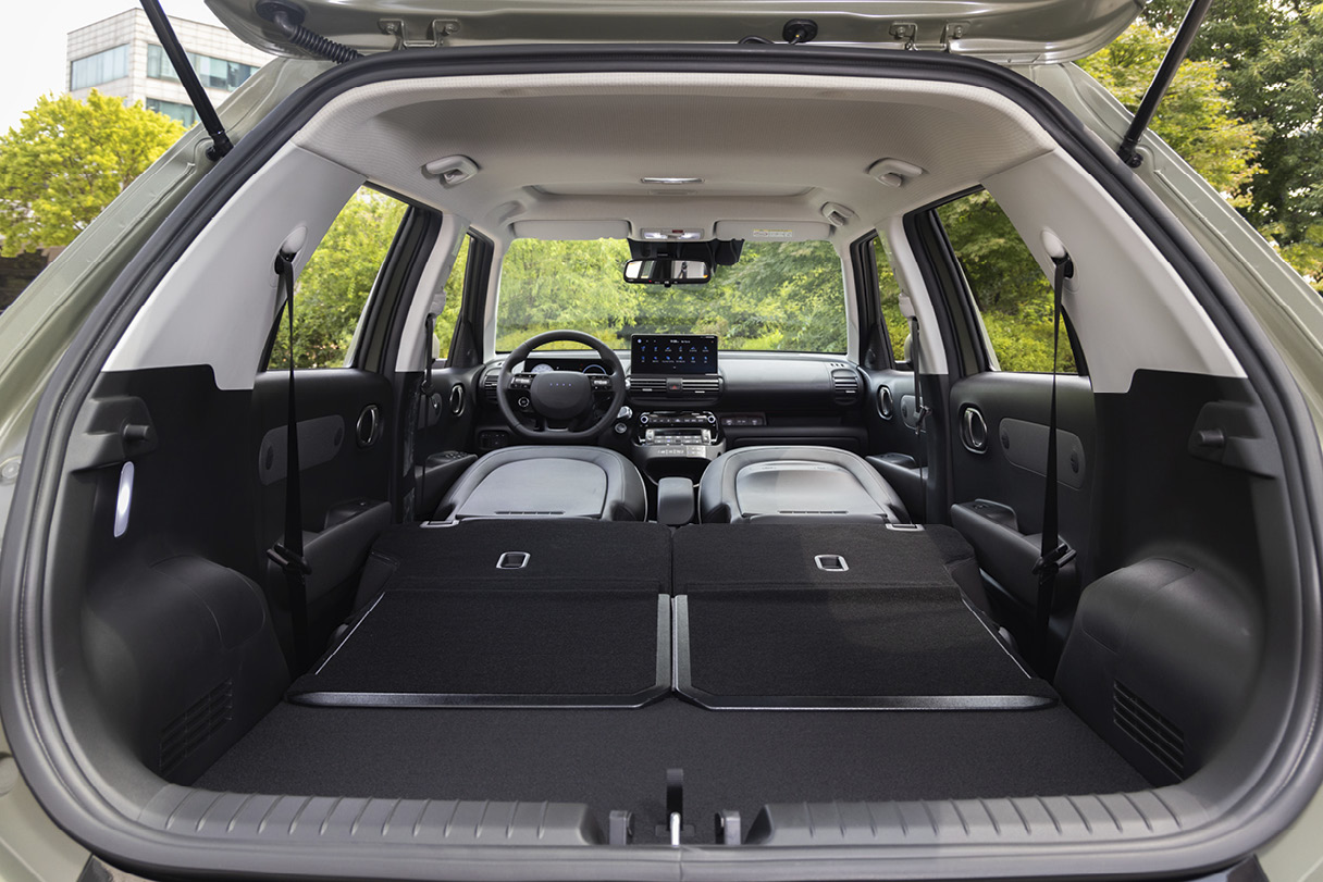 트렁크에서 풀폴딩 시트를 연출한 모습