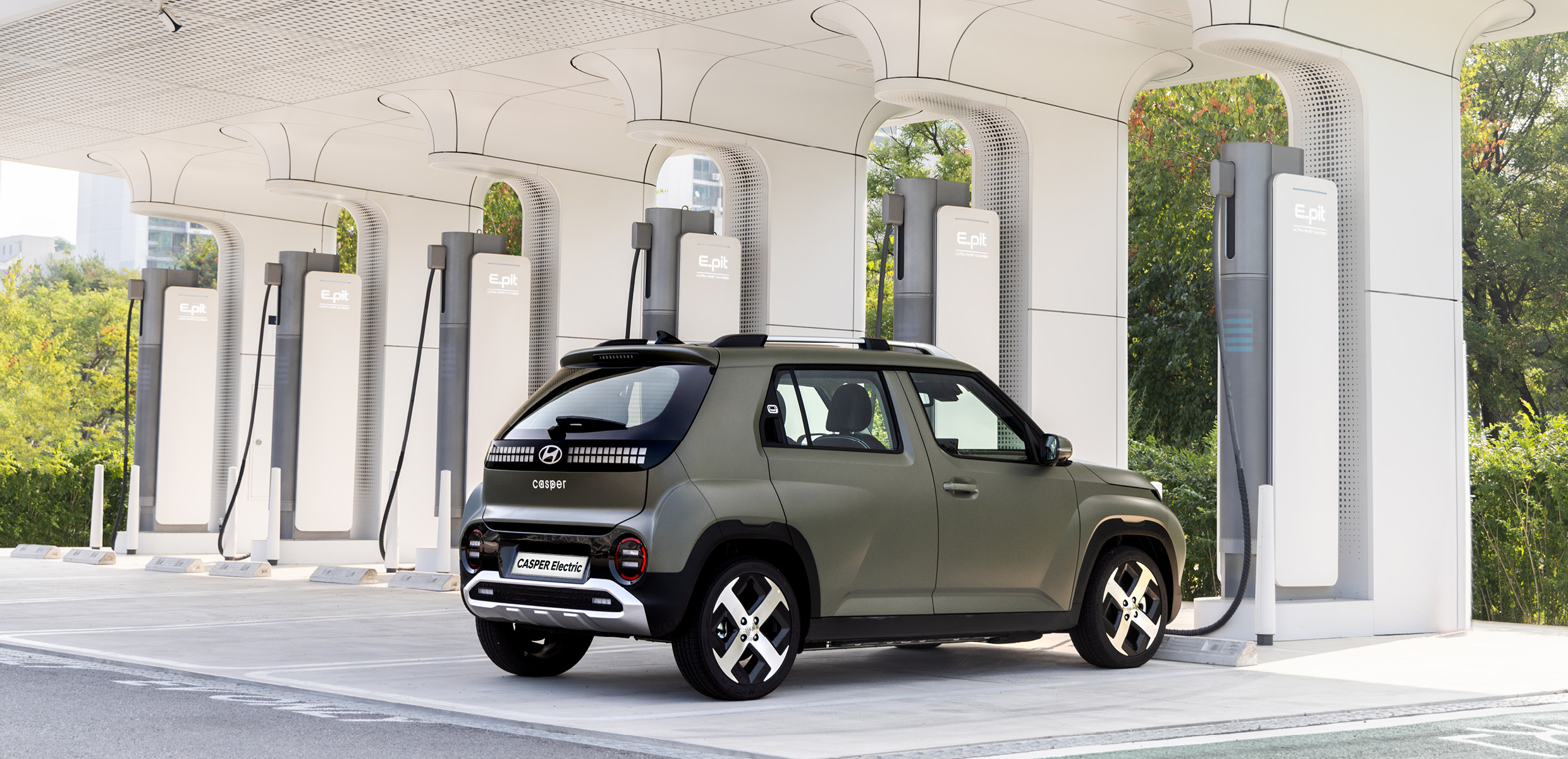 캐스퍼 일렉트릭이 E-pit에서 급속충전하는 후측면 모습