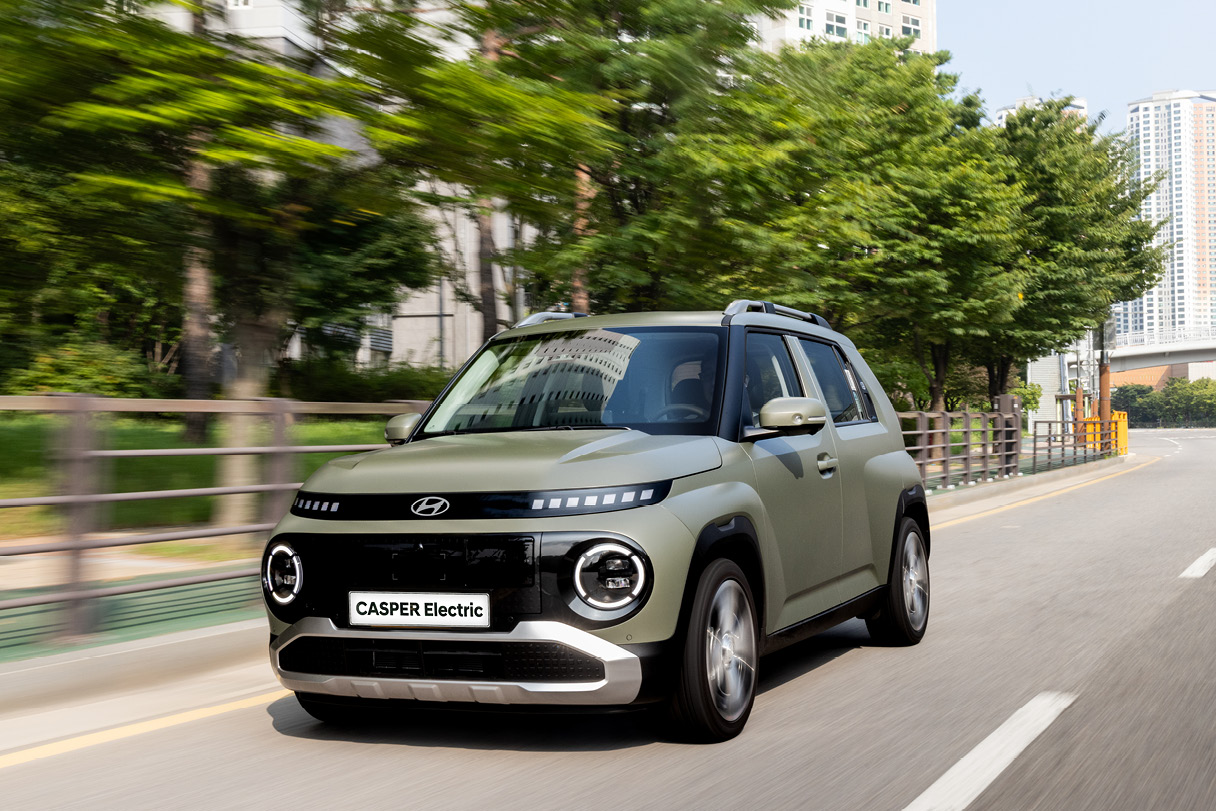 도심을 주행하는 캐스퍼 일렉트릭 전측면 모습