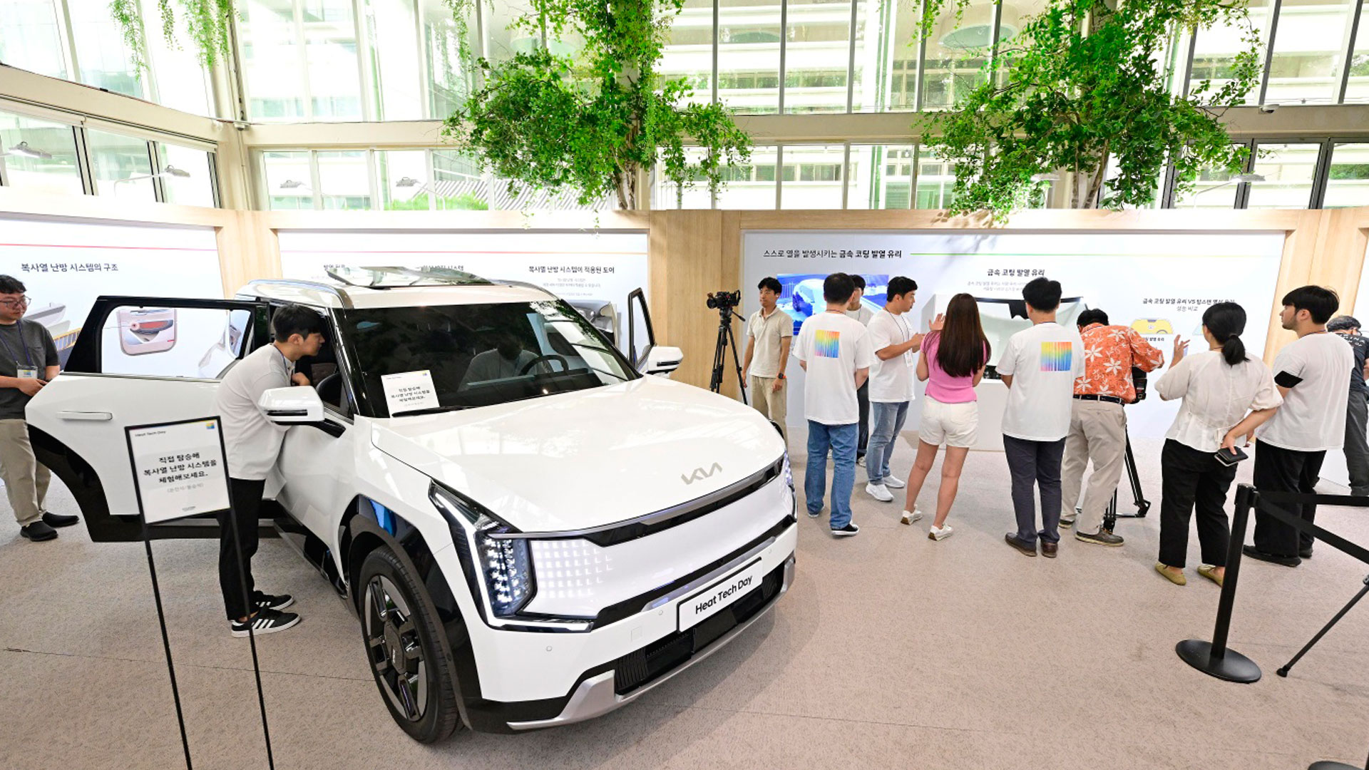 참석자들이 전시된 기술을 체험하는 모습