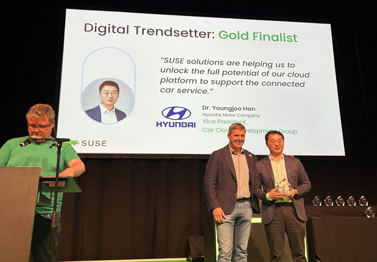 시상식에서 수상을 하고 있는 남자와 시상자가 함께하는 모습