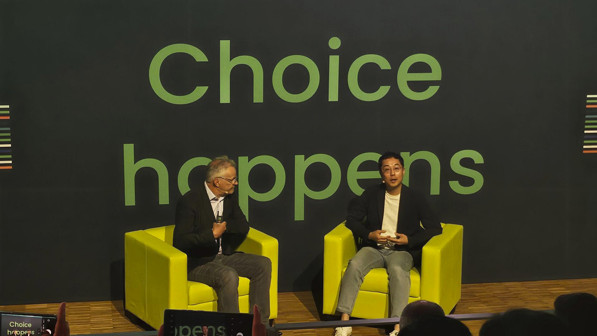 세미나에서 무대 위에 앉아 대담을 하고 있는 두 남자의 모습