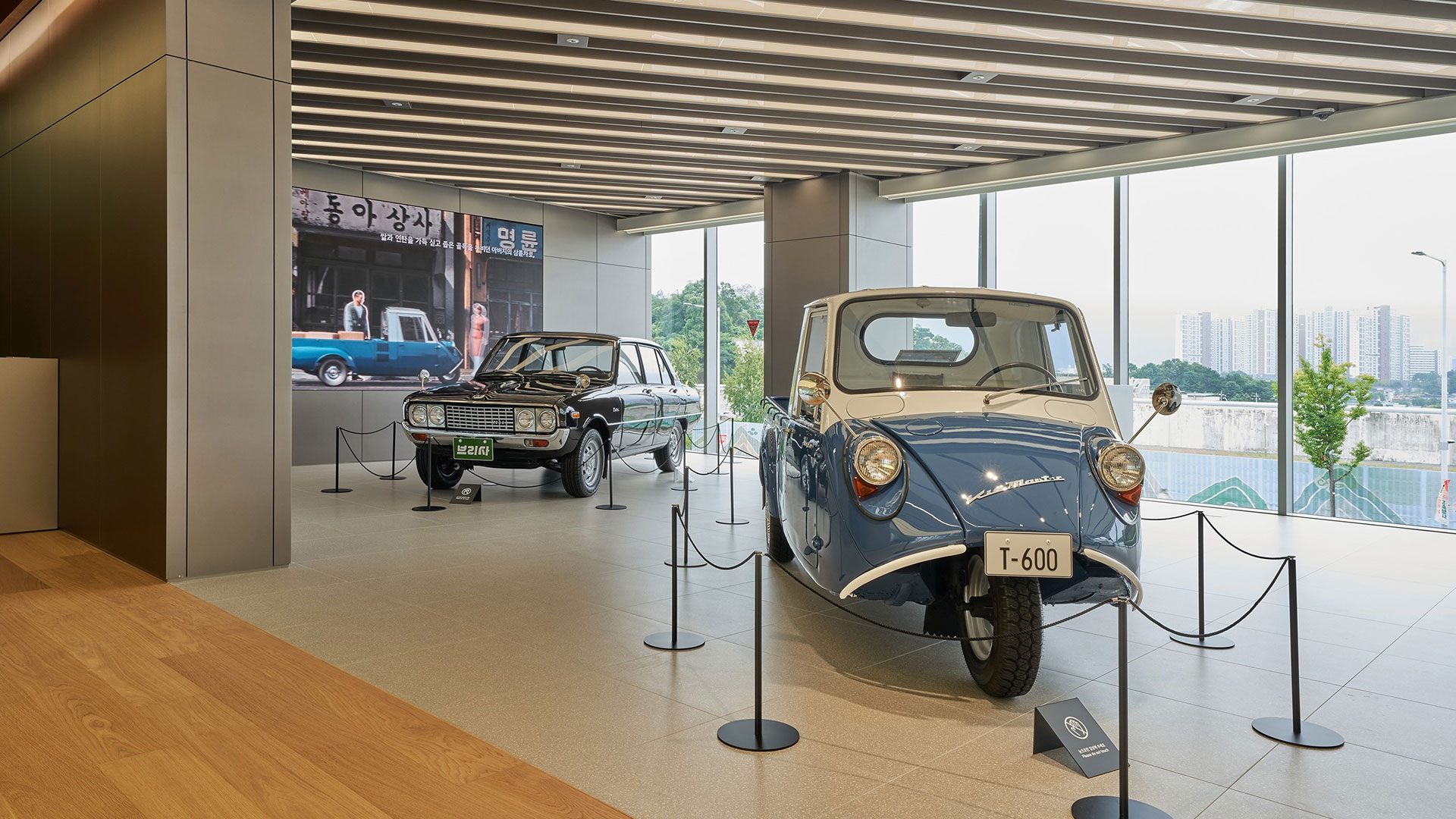 ‘기아 헤리티지 특별 전시’를 위해 내부에 전시된 T-600과 브리사 복원 차량