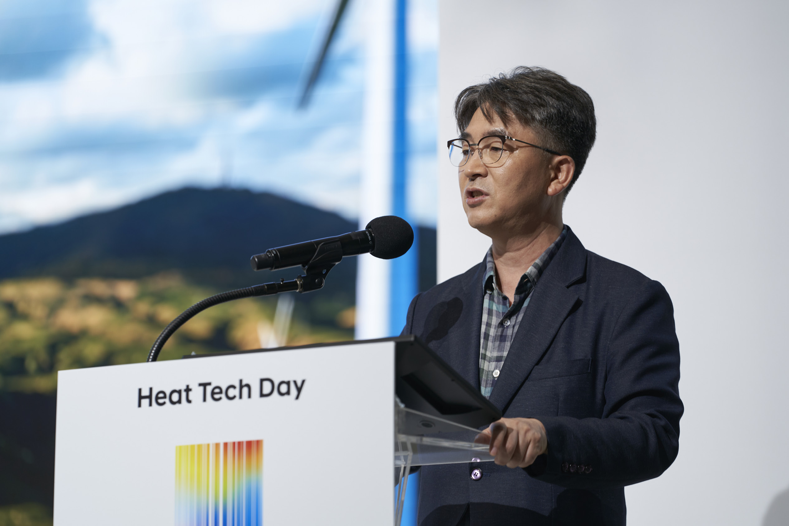 행사의 오프닝 멘트를 하고 있는 남자의 모습