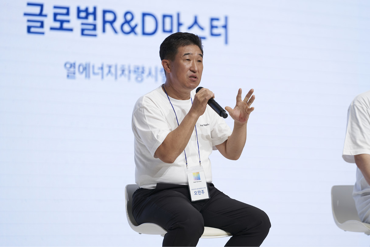 기자의 질문에 답변을 하는 연구원의 모습