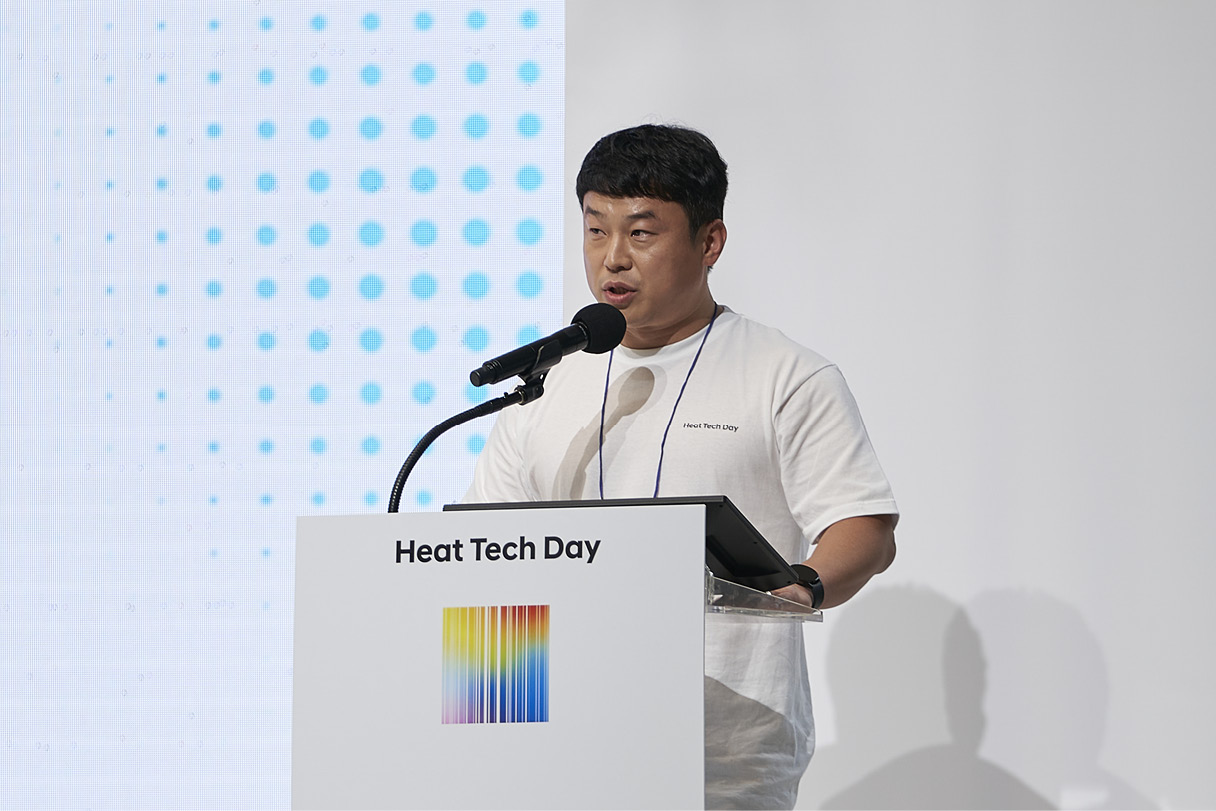 발표를 진행하는 남자의 모습