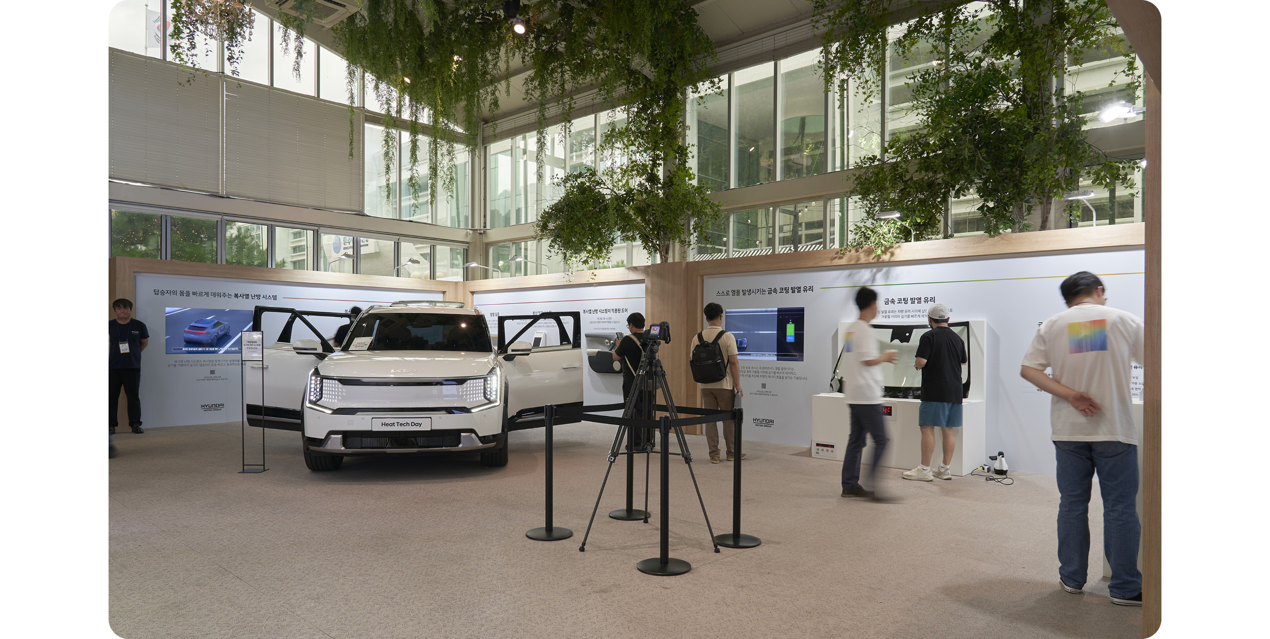 기술 전시 부스에서 각 기술을 체험하는 참석자들의 모습