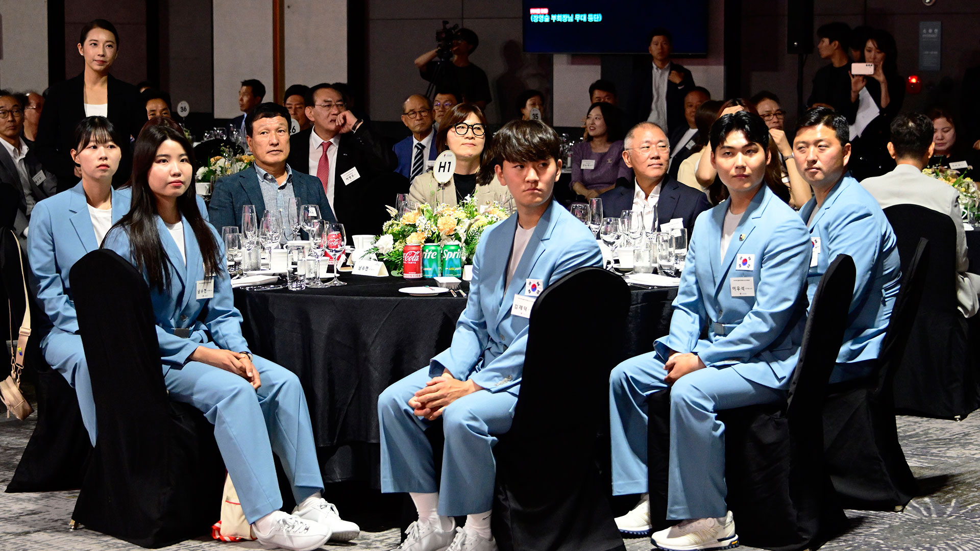 『2024 파리올림픽 양궁대표 선수단 환영 만찬』에 참석한 정의선 회장과 양궁 국가대표 선수단. 사진 앞줄 왼쪽부터 시계방향으로 남수현 선수, 임시현 선수, 장영술 대한양궁협회 부회장, 장미란 문체부 차관, 정의선 회장, 김우진 선수, 이우석 선수, 김제덕 선수