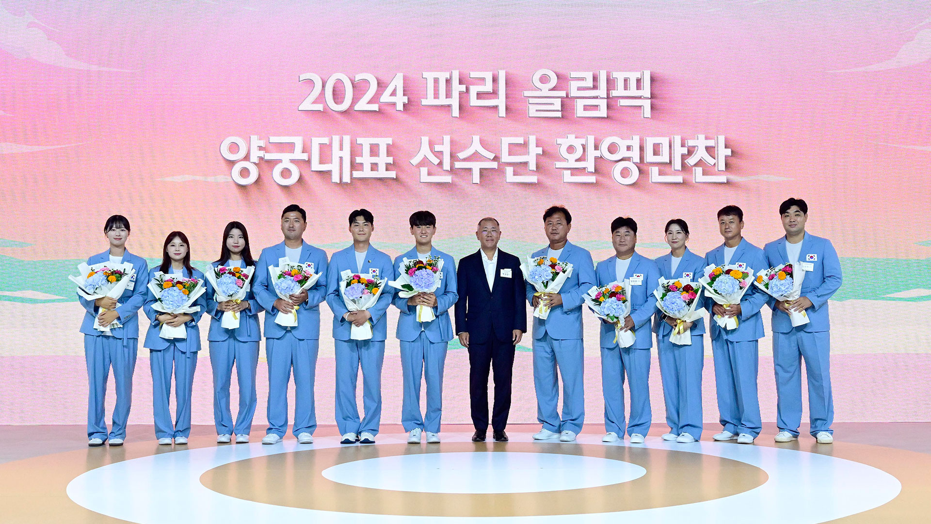 『2024 파리올림픽 양궁대표 선수단 환영 만찬』에서 기념촬영하고 있는 정의선 회장과 양궁 국가대표 선수단. 왼쪽부터 임시현, 전훈영, 남수현, 김우진, 이우석, 김제덕 선수, 정의선 회장, 홍승진 총감독, 양창훈 감독, 김문정 코치, 박성수 감독, 임동현 코치