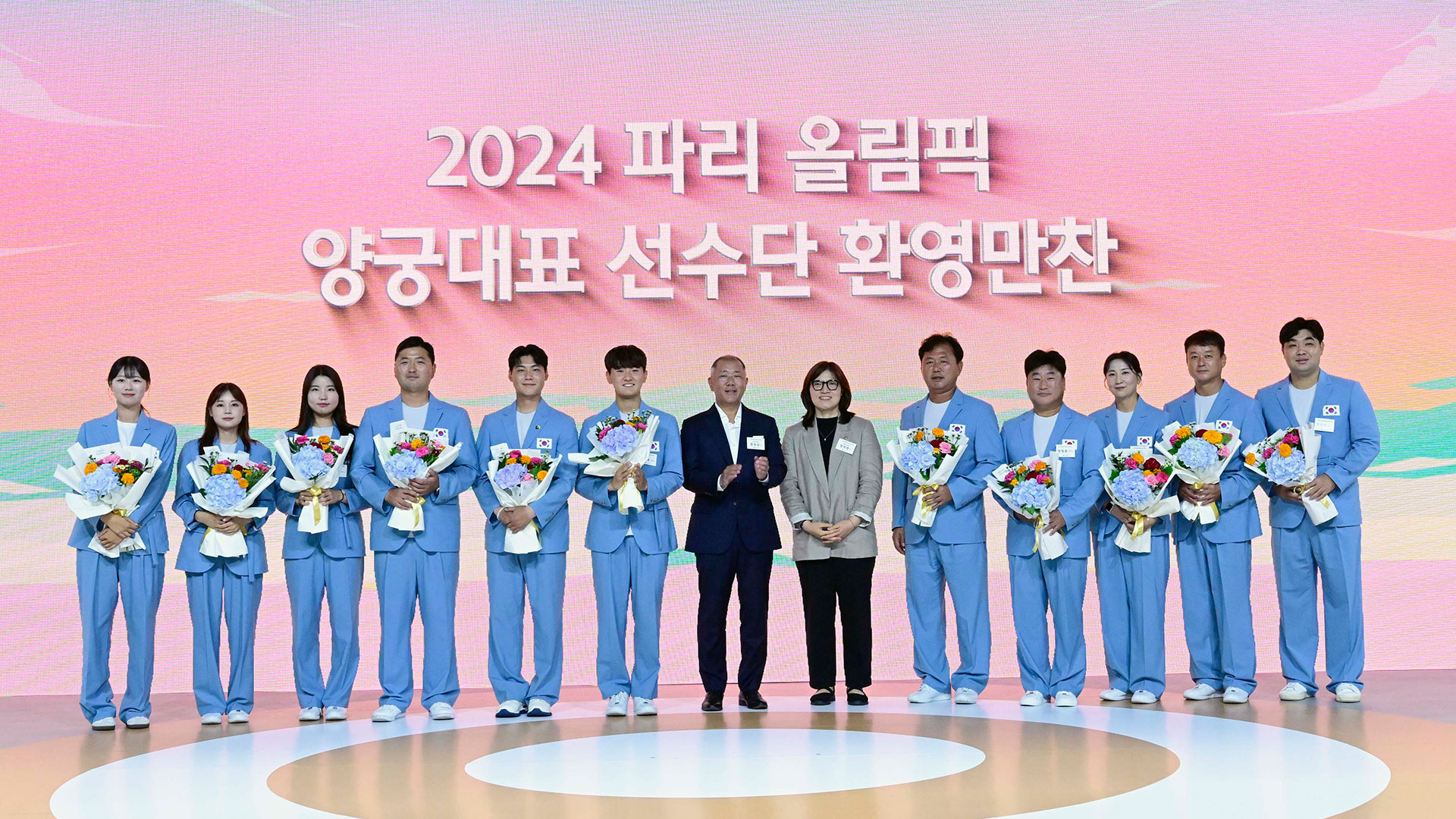 『2024 파리올림픽 양궁대표 선수단 환영 만찬』에서 기념촬영하고 있는 정의선 회장, 장미란 문체부 차관, 양궁 국가대표 선수단. 왼쪽부터 임시현, 전훈영, 남수현, 김우진, 이우석, 김제덕 선수, 정의선 회장, 장미란 문체부 차관, 홍승진 총감독, 양창훈 감독, 김문정 코치, 박성수 감독, 임동현 코치