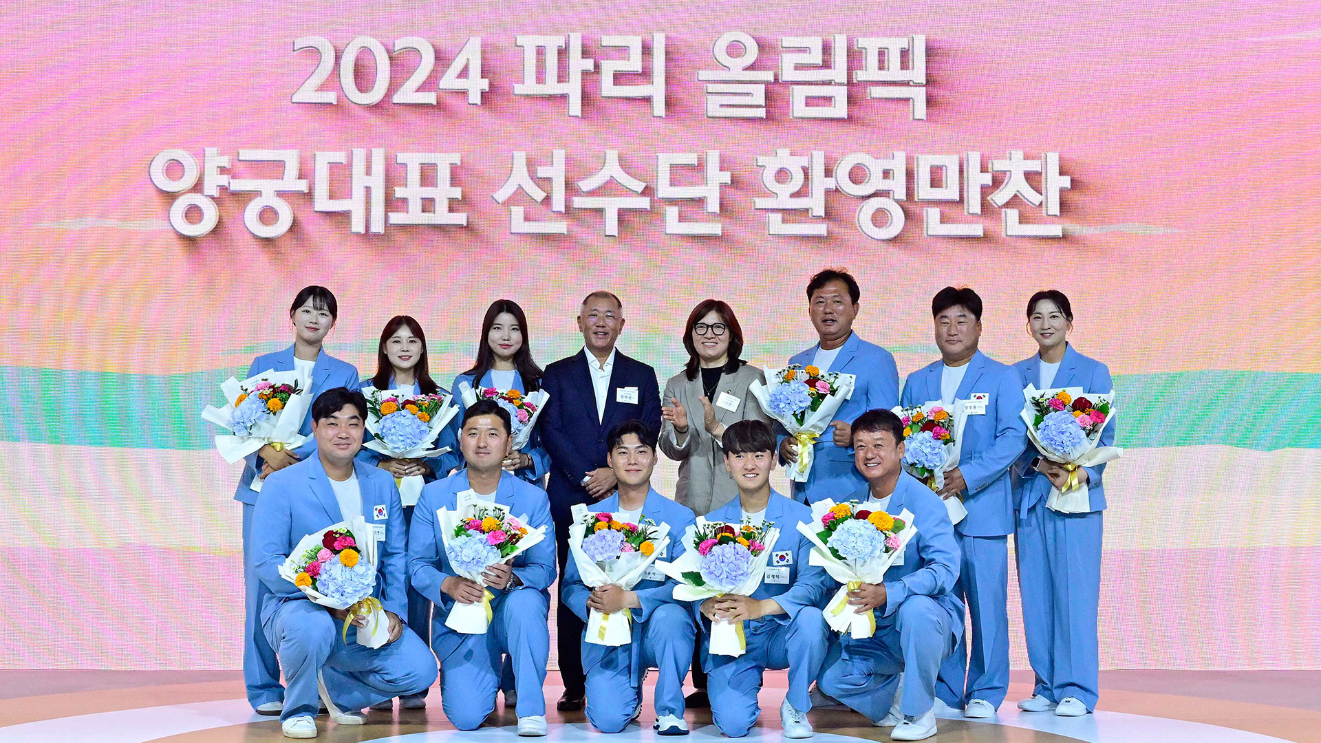 『2024 파리올림픽 양궁대표 선수단 환영 만찬』에서 기념촬영하고 있는 정의선 회장, 장미란 문체부 차관, 양궁 국가대표 선수단. 뒷줄 왼쪽부터 임시현 선수, 전훈영 선수, 남수현 선수, 정의선 회장, 장미란 문체부 차관, 홍승진 총감독, 양창훈 감독, 김문정 코치, 앞줄 왼쪽부터 임동현 코치, 김우진 선수, 이우석 선수, 김제덕 선수, 박성수 감독