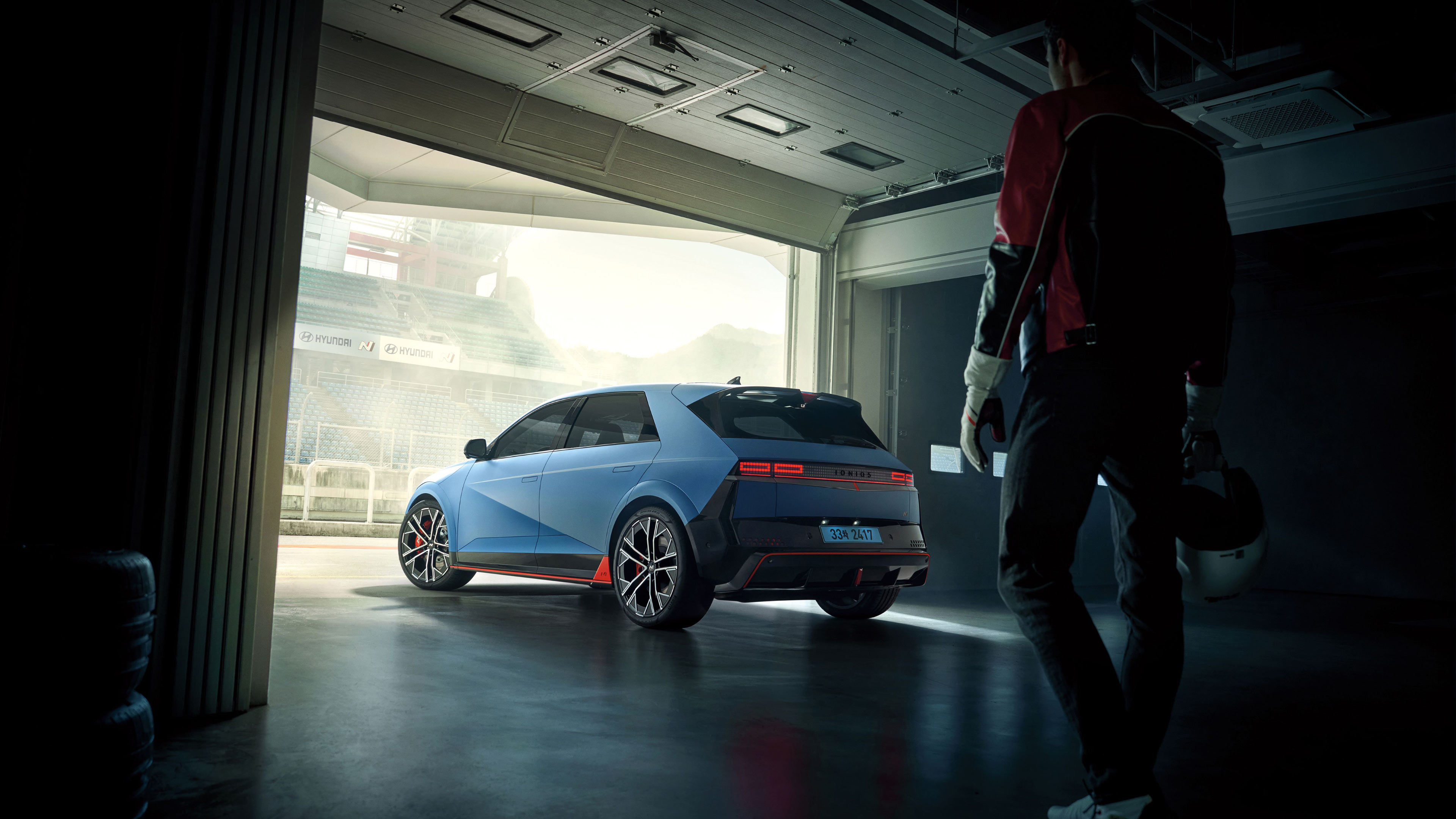 패독에 대기 중인 차량과 드라이버의 모습