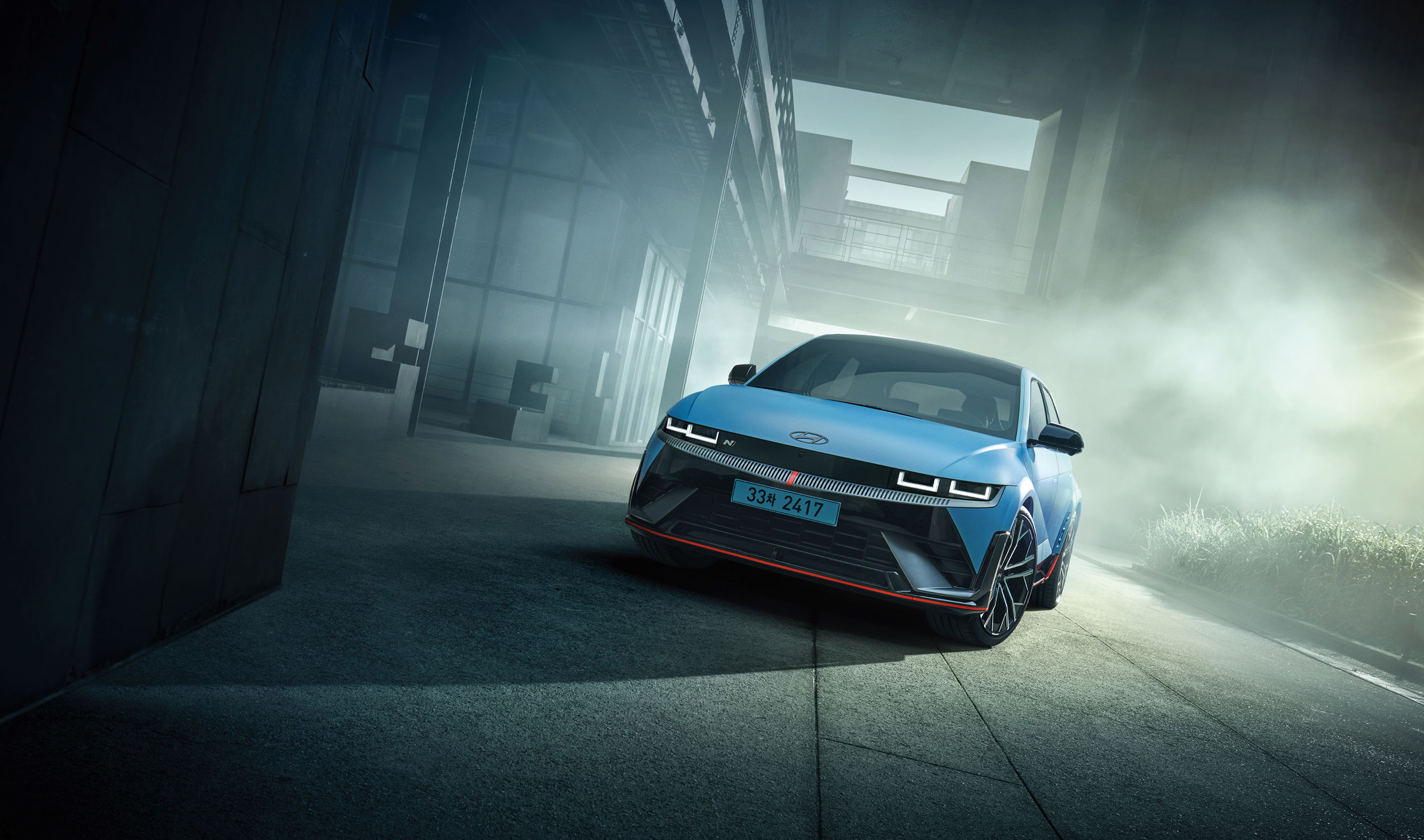 트랙을 달리는 차량의 모습