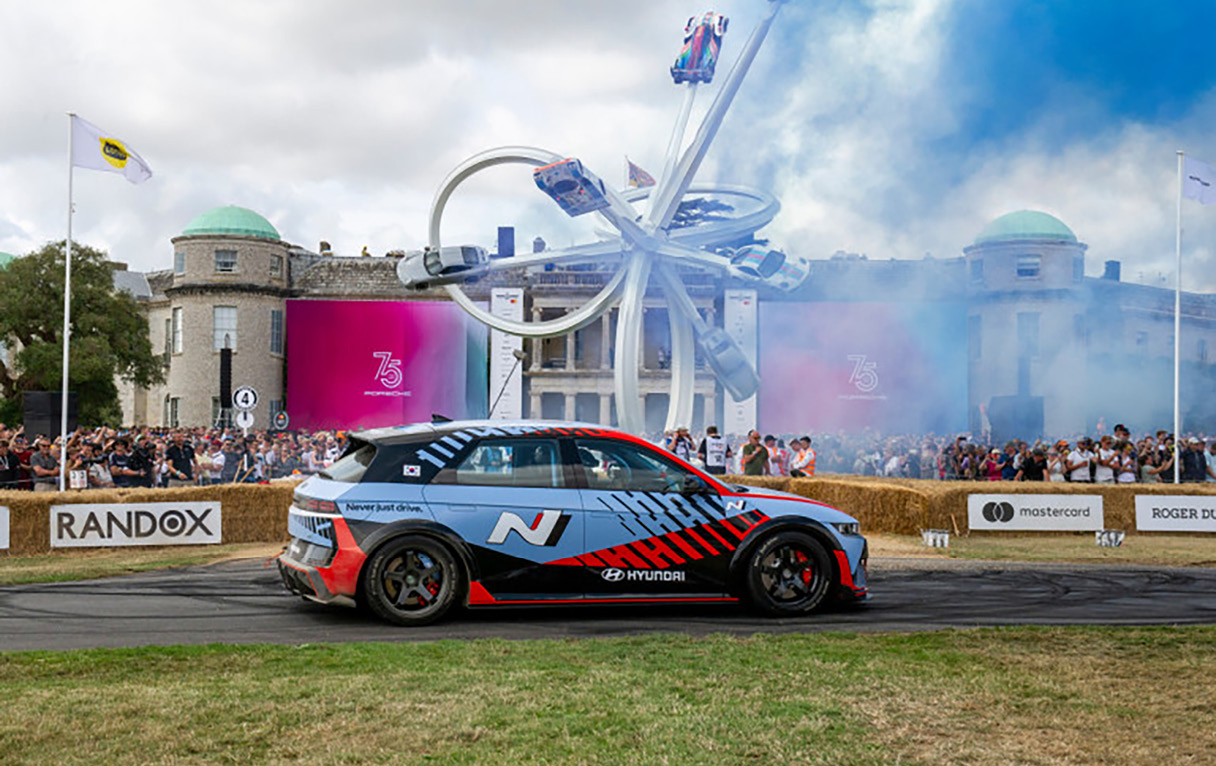 자동차 행사에서 드리프트 쇼를 하고 있는 차량의 모습