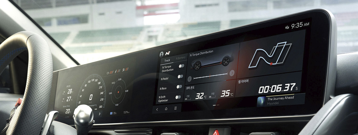 차량 내 디스플레이와 뒷바퀴의 구동 방향을 보여주는 그래픽 이미지