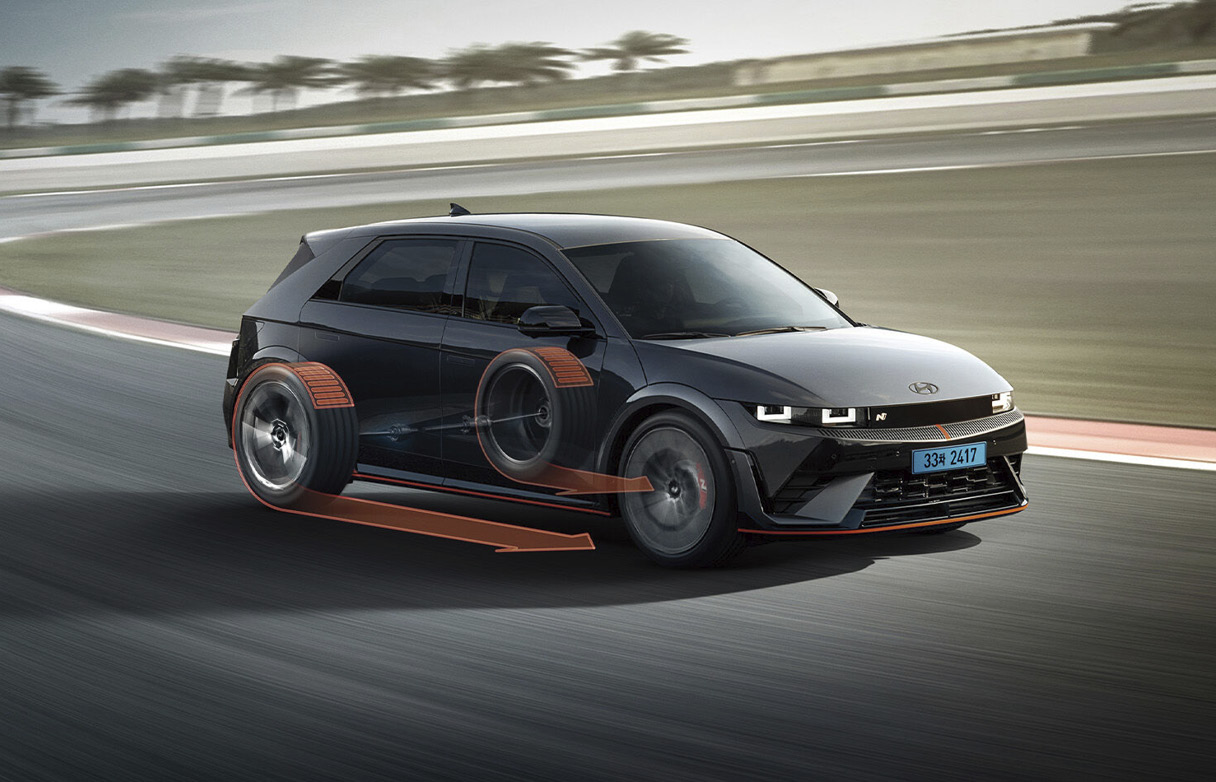 차량 내 디스플레이와 뒷바퀴의 구동 방향을 보여주는 그래픽 이미지