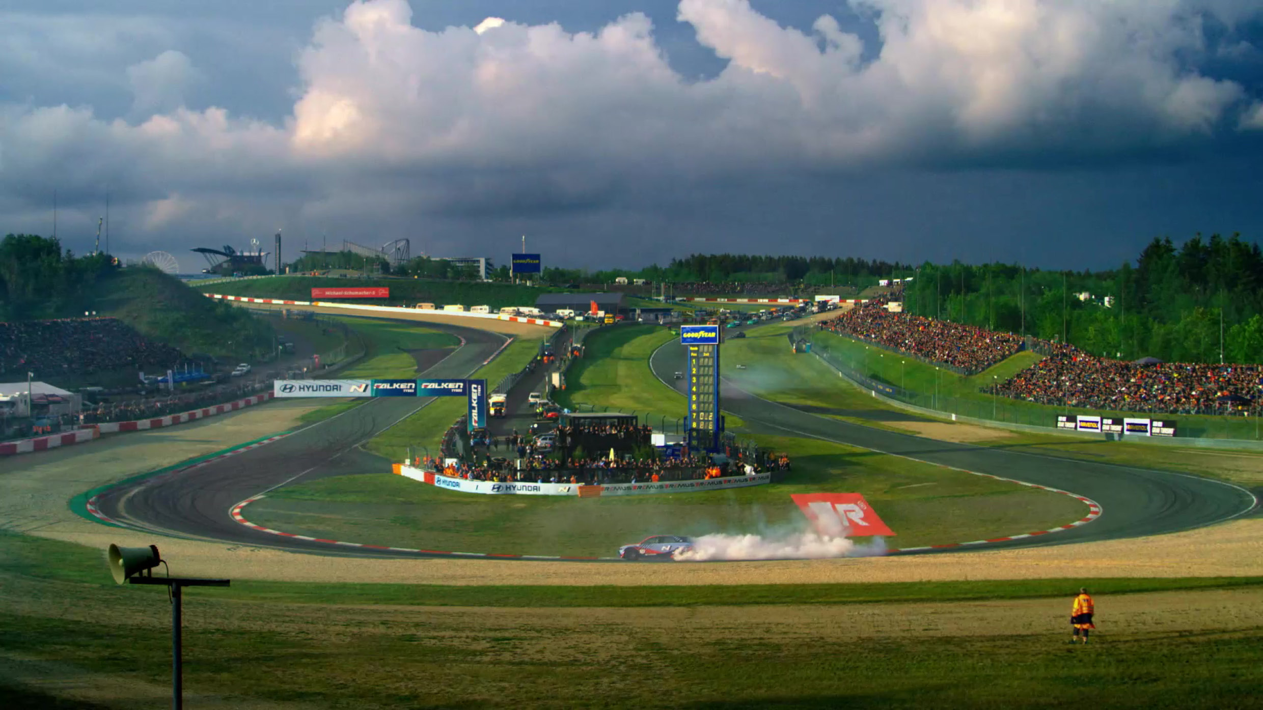 레이싱 대회에서 드리프트 주행을 하는 차량의 모습