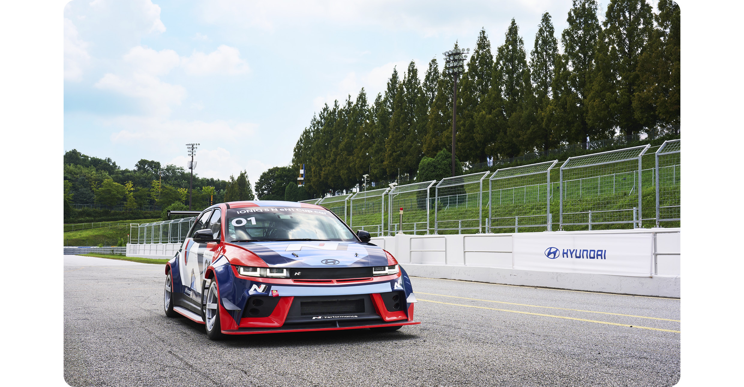 트랙 위에서 멈춰선 채 대기하고 있는 레이스카의 모습