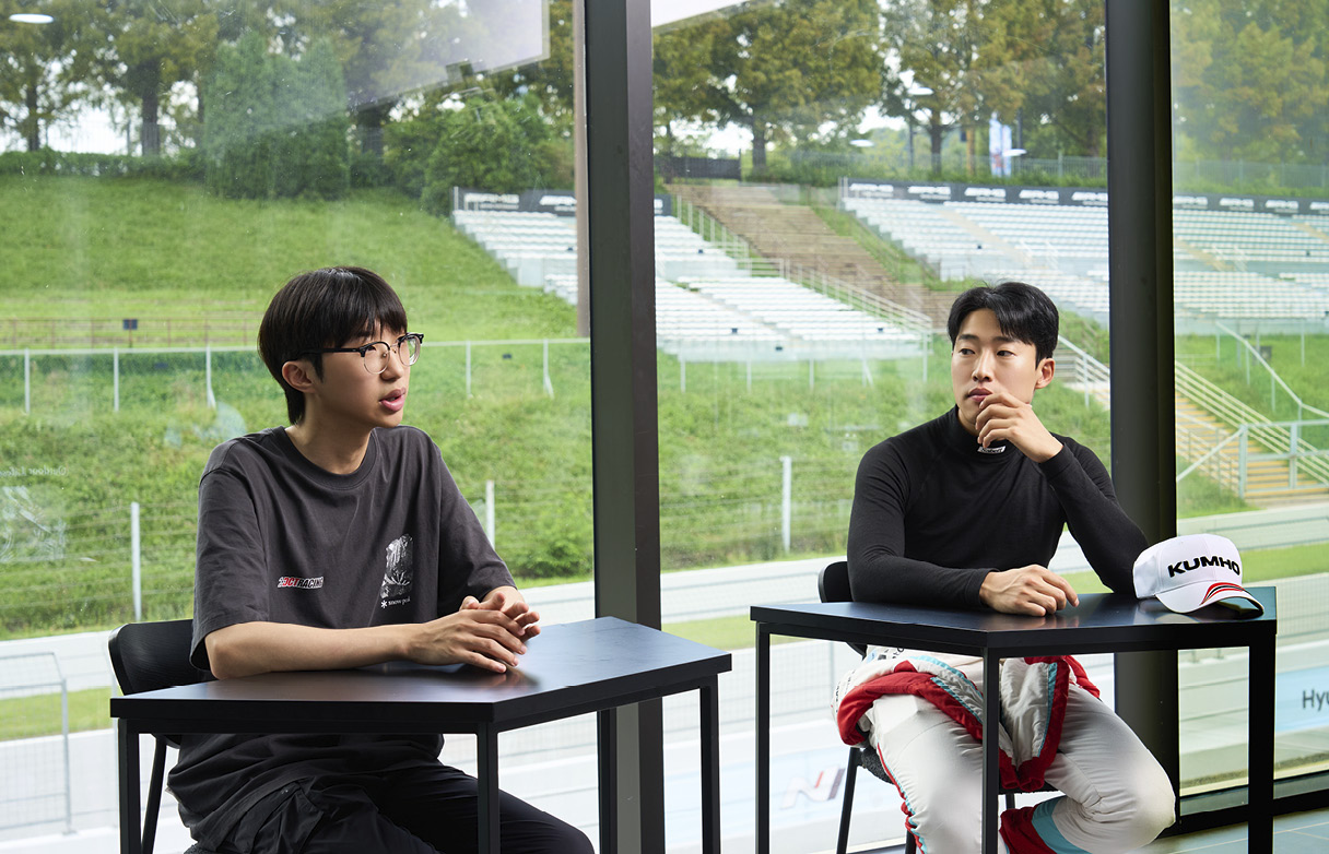 인터뷰하며 질문에 답변하는 두 명의 드라이버