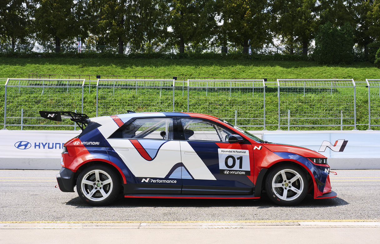 트랙 위에 서있는 레이스카의 측면