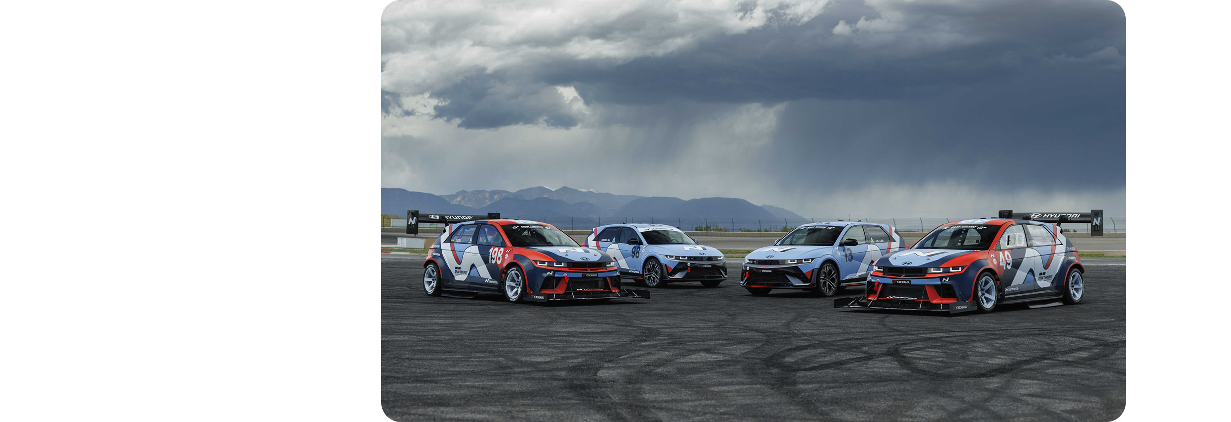 스키드 마크가 가득한 도로 위헤 서있는 4대의 차량