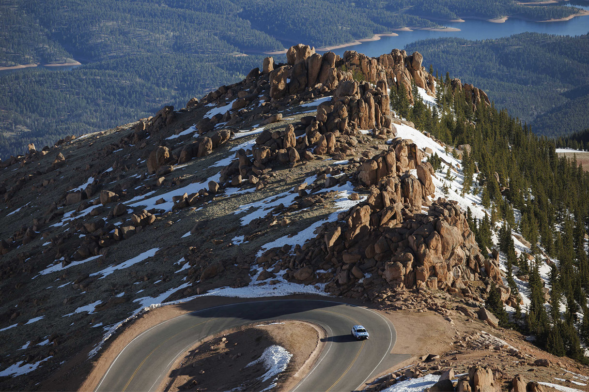 산 위 U자형 코스를 달리는 차량