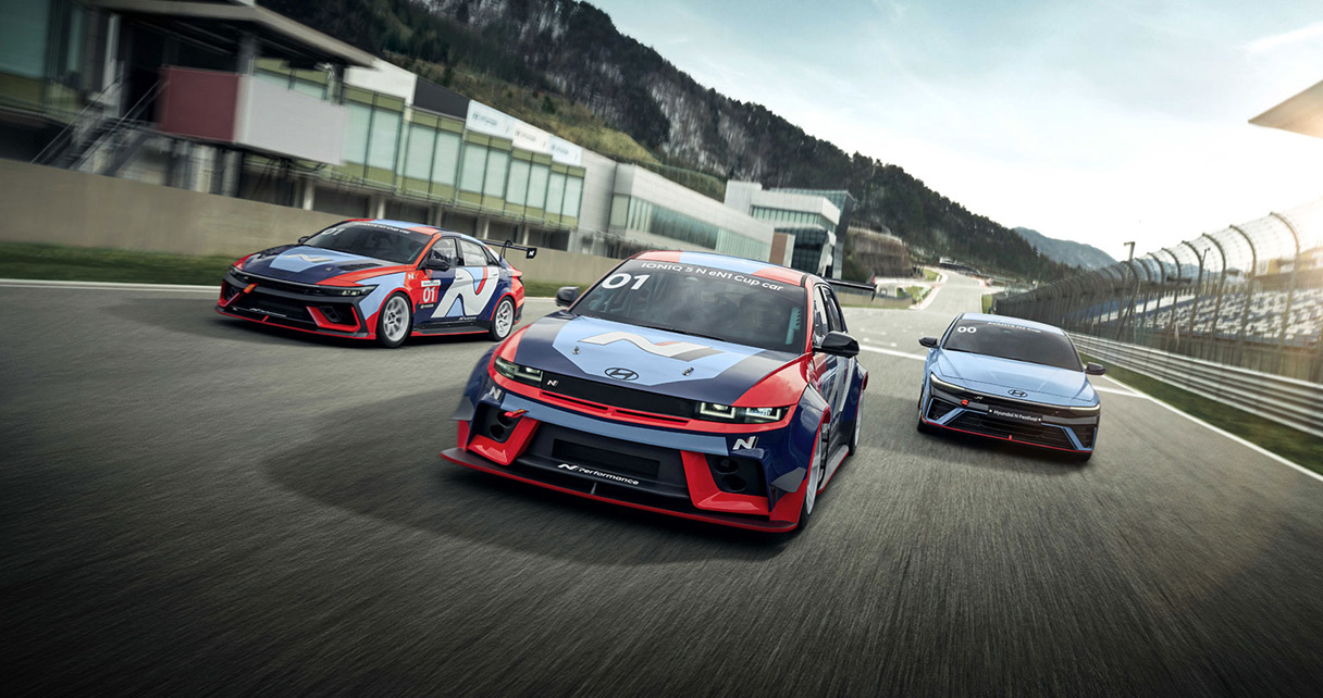 트랙 위를 달리는 3대의 레이스카