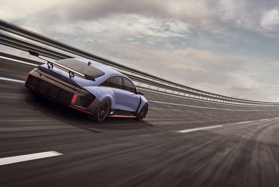 기울어진 트랙 위를 달리는 차량의 모습