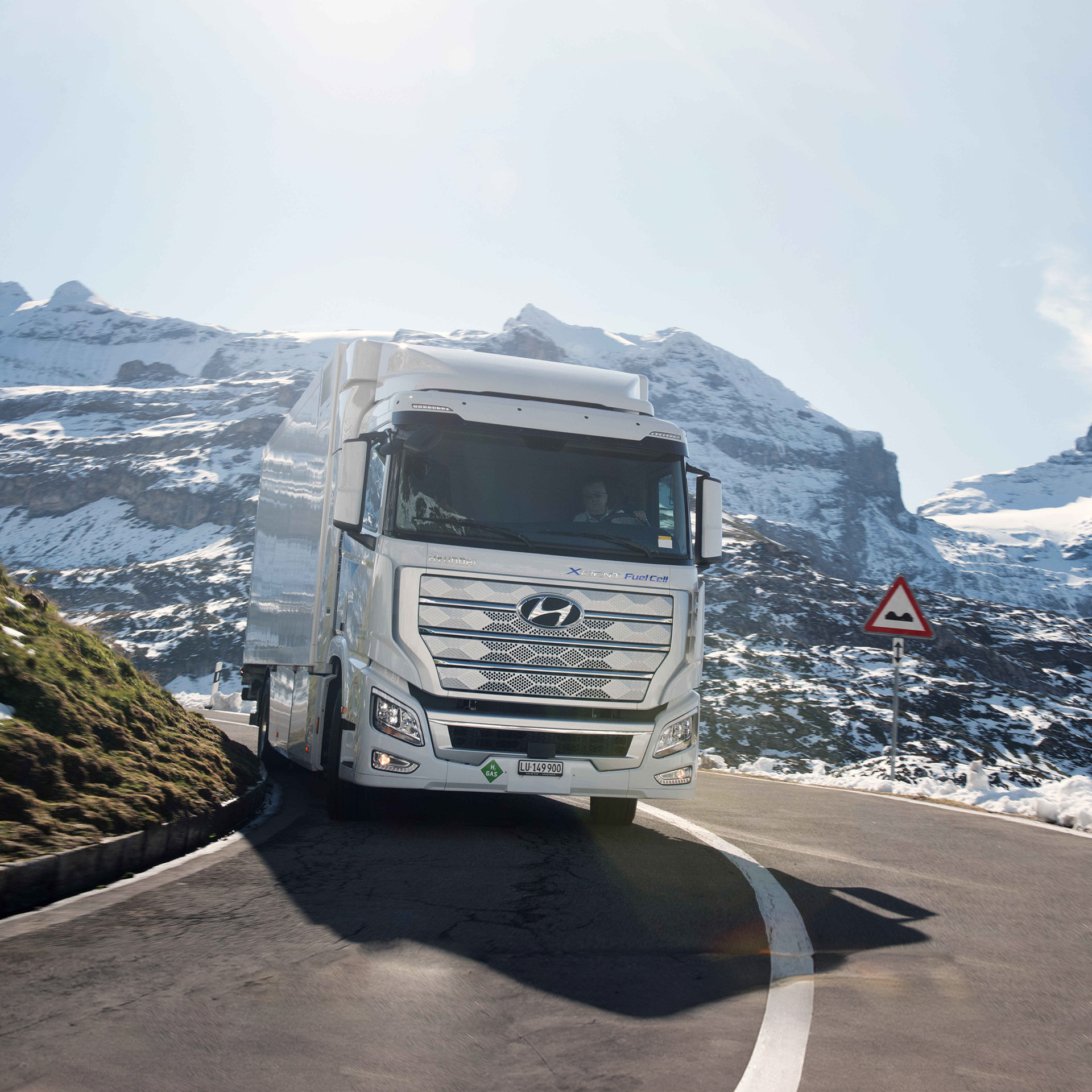 흰색 대형트럭이 산길을 주행하는 모습