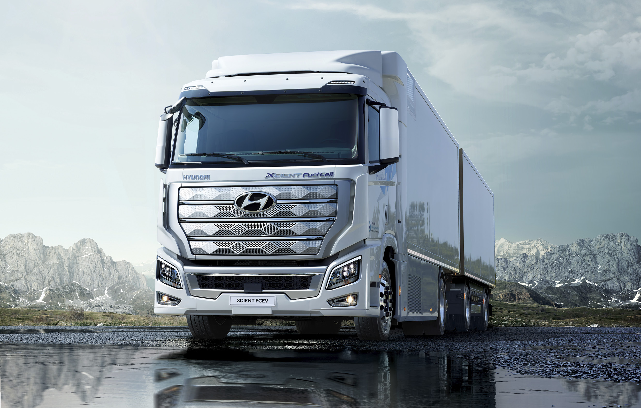 물가 근처에 정차중인 흰색 대형 트럭