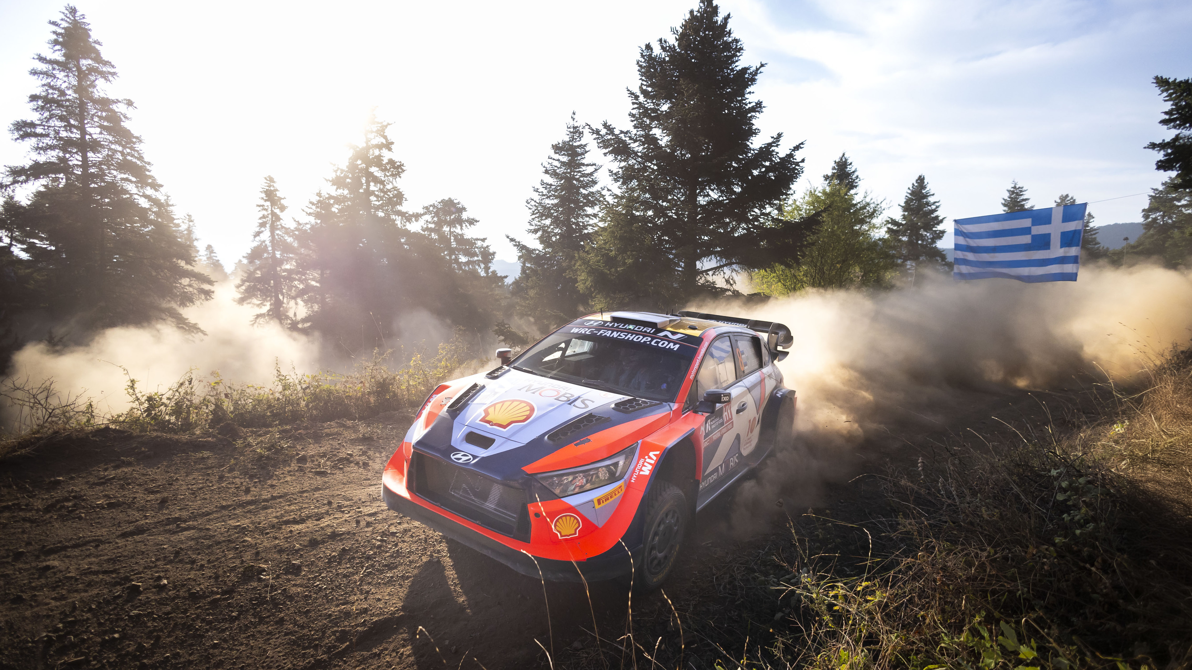 WRC 랠리 1 머신이 도로를 질주하는 모습