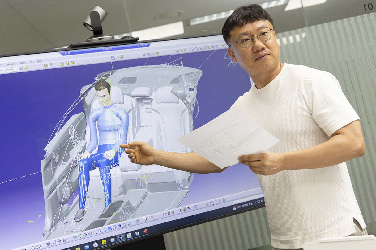 제네시스 G80 전동화 부분변경 모델의 패키지 개발을 담당한 연구원의 모습