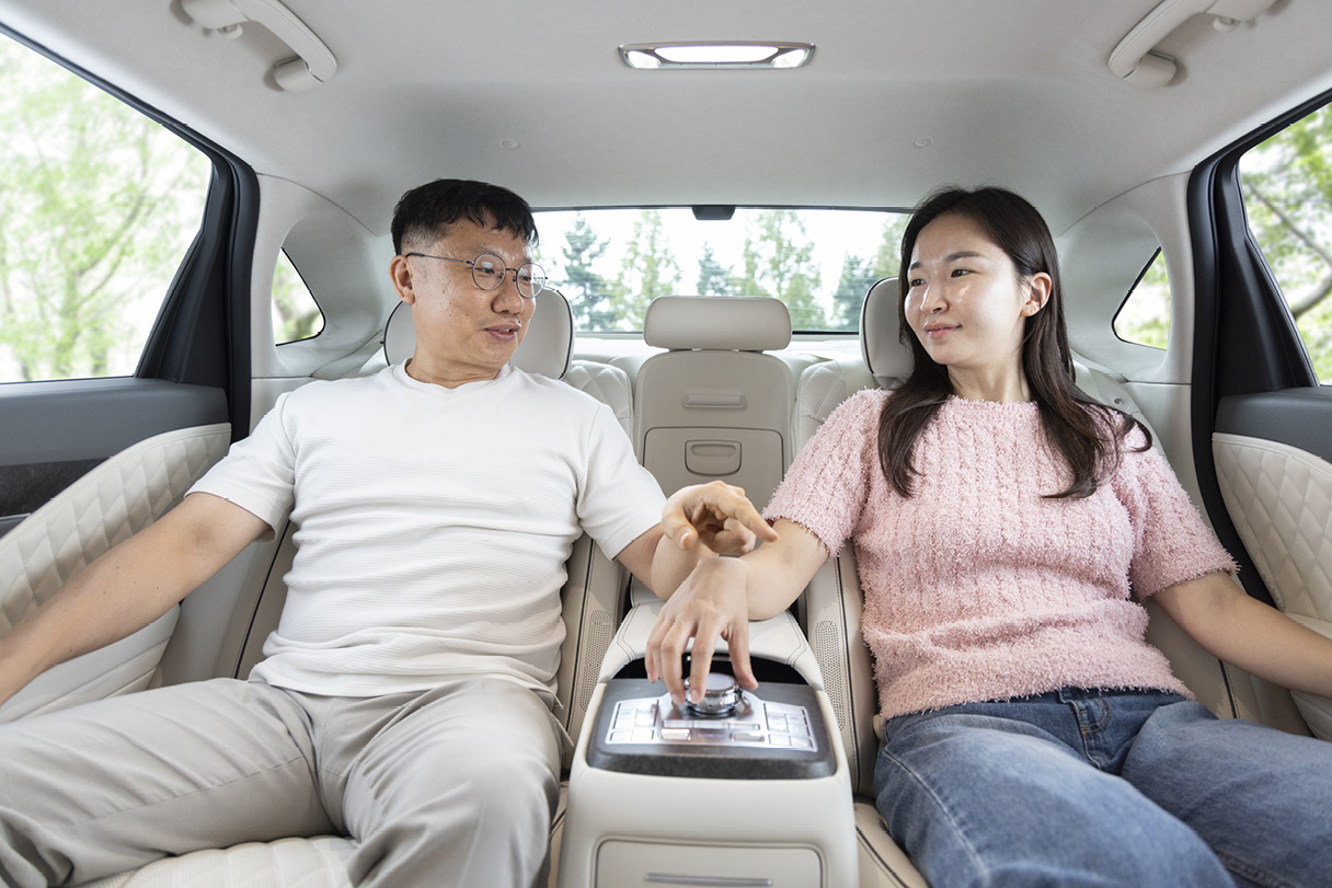 제네시스 G80 전동화 부분변경 모델의 뒷좌석에 탄 연구원들의 모습